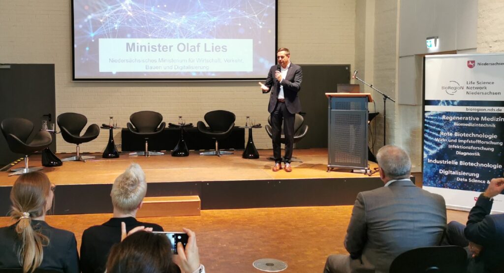 Wirtschaftsminister Olfa Lies auf der Bühne.