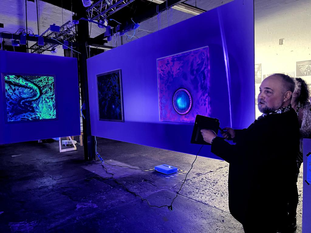 Gino Pinto beleuchtet seine Kunstwerke mit Schwarzlicht.