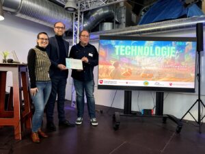 Den Verantwortlichen des Schiller40 Coworkingspace Jens Hofschröer und Christian Cordes wurde eine Plakette für die Auszeichnung "Digitaler Ort Niedersachsen" überreicht.