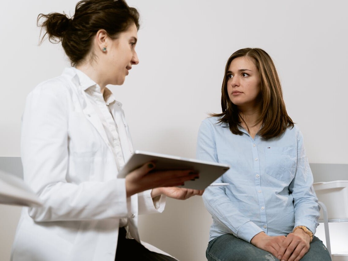 Eine Ärztin und eine Patientin im Gespräch im Sprechzimmer.