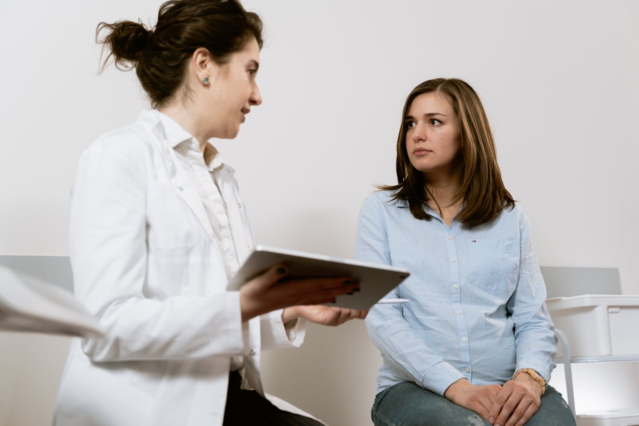 Eine Ärztin und eine Patientin im Gespräch im Sprechzimmer.