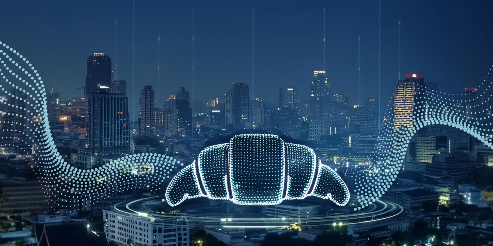 Ein technisch stilisiertes digitales Crosissant vor einer Großstadt bei Nacht, symbolisch für das Thema Smart City