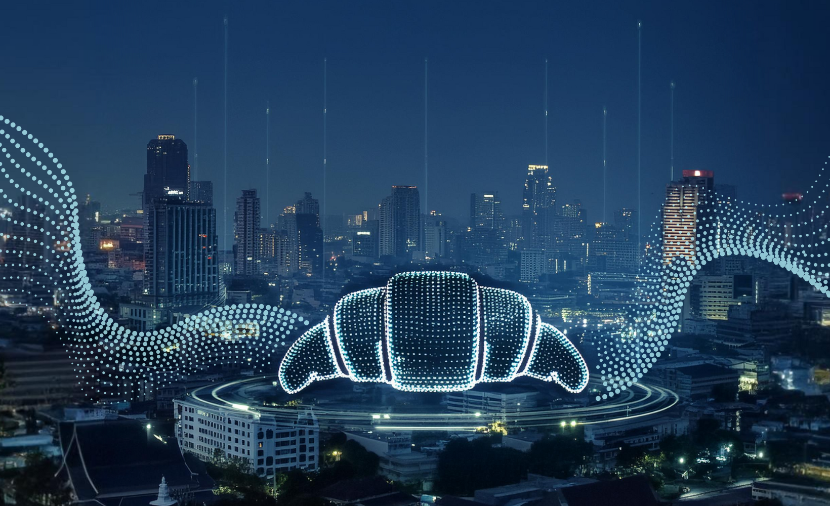 Ein technisch stilisiertes digitales Crosissant vor einer Großstadt bei Nacht, symbolisch für das Thema Smart City