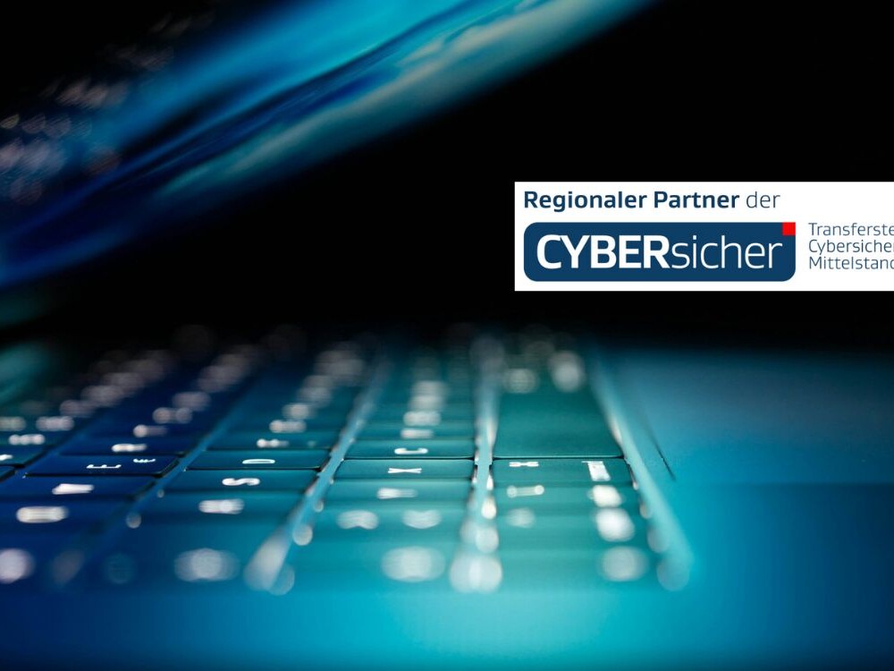 Ein halb aufgeklappter Laptop in Nahaufnahme, daneben das Logo der Transferstelle Cybersicherheit.